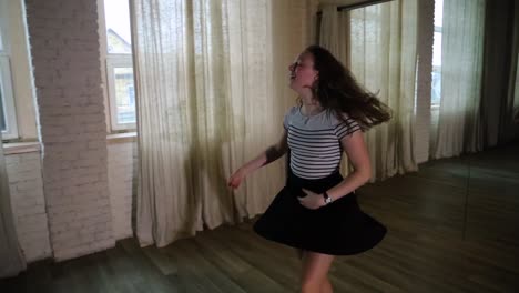Close-up-teenage-girl-dancing-in-the-studio-slow-motion