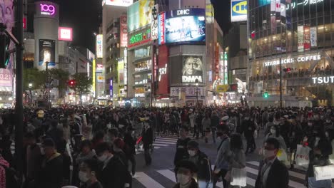 Eine-Große-Anzahl-Von-Menschen,-Die-Sich-In-Der-Halloween-Nacht-2020-An-Der-Berühmten-Shibuya-Kreuzung-Bewegen-–-Totale