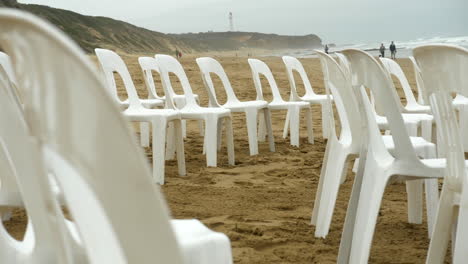 Leere-Stühle-Bereit-Für-Eine-Australische-Strandhochzeit,-Zeitlupe
