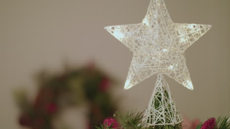 Eine-Person-Hängt-Einen-Stern-An-Einen-Weihnachtsbaum
