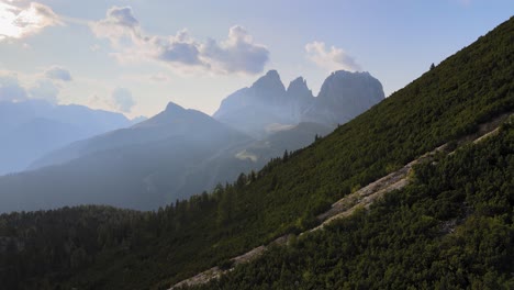 Filmische-Luftaufnahme-Der-Dolomiten,-Italien