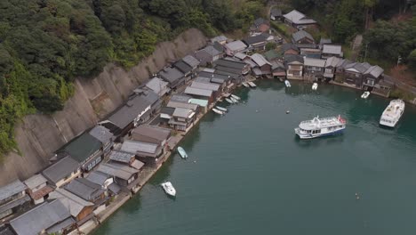 Fisherman-Houses-and-Village-of-Ine-in-Northern-Kyoto,-Japan