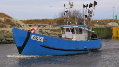 Barco-De-Pesca-Azul-Navega-Hacia-El-Puerto-De-Kolobrzeg,-Polonia
