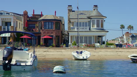 Segeln-In-Zeitlupe-An-Luxuriösen-Häusern-Am-Meer-In-Newport,-Kalifornien-Vorbei