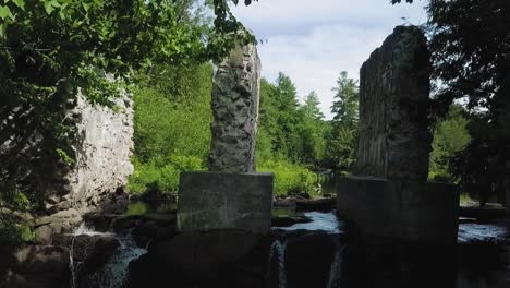 Ruinas-De-Un-Antiguo-Molino-En-Medio-Del-Parque-Gatineau-En-Quebec