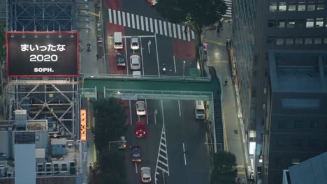 Weitwinkelaufnahme-Von-Oben-Nach-Unten,-Lange-Teleaufnahme-Des-Nächtlichen-Verkehrs-In-Shibuya,-Zeitlupe