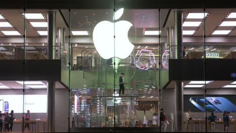 La-Marca-Multinacional-De-Tecnología-Estadounidense-Apple-Store-Y-El-Logotipo-Se-Ven-Por-La-Noche-En-Hong-Kong