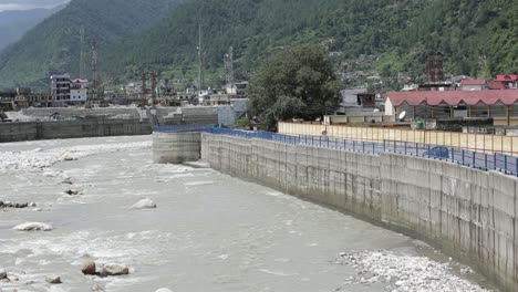 Himalaya-Gebirgsfluss-Ganges,-Der-Durch-Himalaya-Dörfer-Fließt---Städte-In-Uttarakhand,-Indien