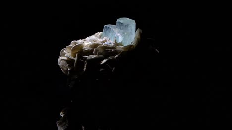 A-beautiful-double-crystal-of-aquamarine-in-a-matrix-of-muscovite