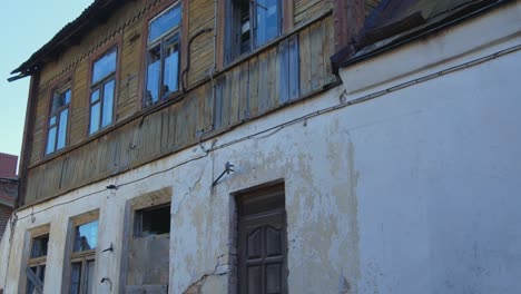 Altes-Verlassenes-Mauerwerkshaus-Mit-Metallgittern-An-Zerbrochenen-Fenstern