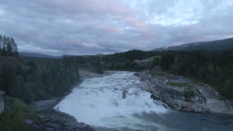 Ein-Breiter-Und-Mächtiger-Fluss-Mit-Einem-Großen-Wasserfall-Im-Norden-Norwegens