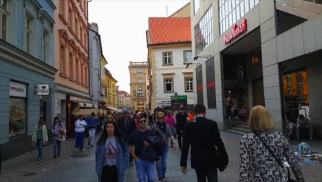 Caminando-Por-Las-Calles-De-La-Vieja-Praga-En-La-Tarde