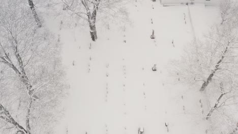 Der-Kirchhof-Des-Stadtfriedhofs-Von-Monson-Ist-Mit-Schneefall-Bedeckt,-Luftaufnahme