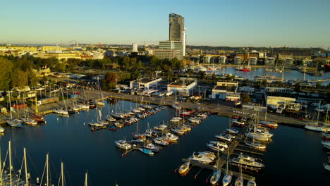 Panoramablick-Auf-Den-Hafen-Von-Gdynia-–-Moderne-Meerestürme-Und-Wolkenkratzer-Mit-Segelbooten-Und-Yachten,-Die-An-Der-Polnischen-Ostseeküste-Angedockt-Sind