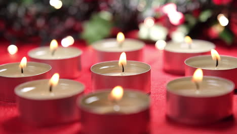Weihnachtsdekorative-Kerzenlichter-Auf-Rotem-Hintergrund