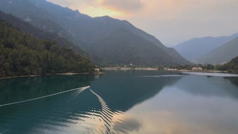 Vista-Aérea-Sobre-El-Agua-Del-Lago-Ledro,-Trentino,-Italia