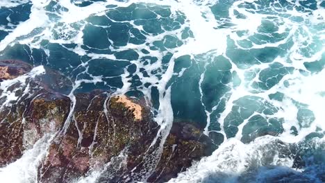 HD-Hawaii-Kauai-Zeitlupenstatik-Von-Meereswellen,-Die-Wirbeln-Und-Krachen-Und-Felsen-Im-Unteren-Linken-Bild-Bedecken