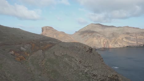 Panoramablick-Auf-Die-Karge-Landschaft-Der-Ponta-De-São-Lorenço-Mit-Blick-Auf-Den-Atlantischen-Ozean