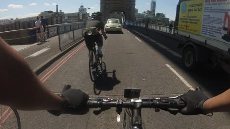 POV-Beim-Radfahren-über-Die-Tower-Bridge-In-London,-Vorbei-Am-Verkehr