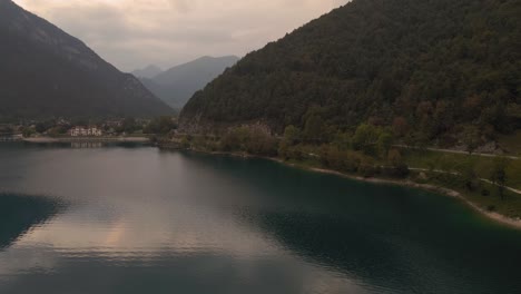 Küste-Des-Lago-Di-Ledro-In-Norditalien-Mit-Fußweg-Rund-Um-Den-See,-Luftaufnahme