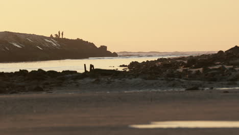 Malerischer-Blick-Auf-Die-Meereswellen-Am-Strand-Von-Vieira,-Portugal-Bei-Sonnenuntergang-–-Weitwinkelaufnahme