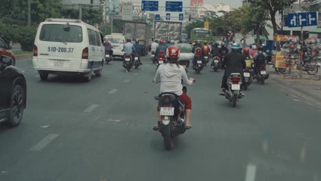 Gruppe-Von-Mopedfahrern,-Die-Durch-Ho-Chi-Minh-Stadt-In-Vietnam-Fahren