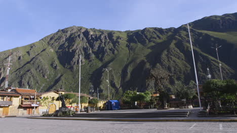 Plaza-De-Armas-En-Ollantaytambo,-Peru