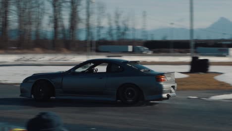 Nissan-Silvia-Nimmt-Im-Winter-Eine-Kurve-Im-Driftwettbewerb