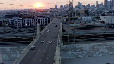 4.-Straßenbrücke-Mit-Verkehr---Autos-Fahren-In-Die-Innenstadt-Von-Los-Angeles