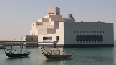 Das-Museum-Für-Islamische-Kunst-Ist-Eine-Der-Haupttouristenattraktionen-In-Katar-Und-Präsentiert-Islamische-Kunst-Auf-Drei-Kontinenten,-Die-über-1400-Jahre-Alt-Ist