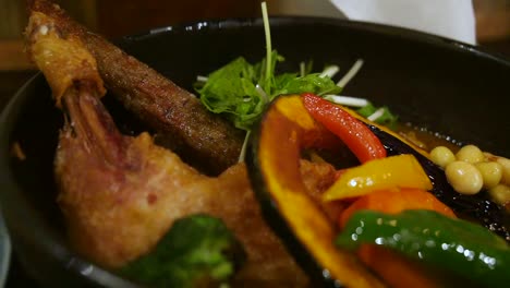Nahaufnahme-Von-Suppencurry,-Einem-Gesunden-Japanischen-Essen-Mit-Einer-Vielzahl-Von-Gemüse-Und-Fleisch-In-Einem-Café