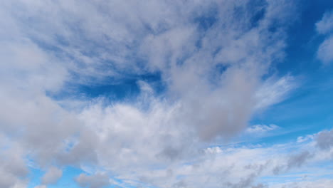 Blauer-Himmel-Und-Wolken,-Die-In-Verschiedene-Richtungen-Ziehen