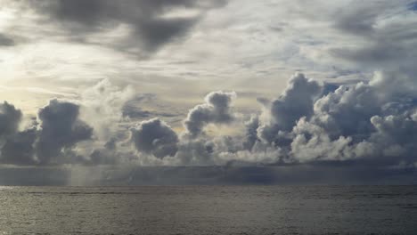 Tranquila-Vista-Al-Mar-Con-Brillantes-Nubes-Soleadas-Como-Telón-De-Fondo,-Fiji-En-4k,-Estático