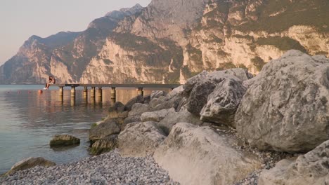 Zwei-Menschen-In-Herrlicher-Berglandschaft-Genießen-Gemeinsam-Den-Morgen-Am-Gardasee