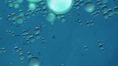 Makroaufnahme-Einer-Blauen-Flüssigkeit-Mit-Transparenten-Blasen