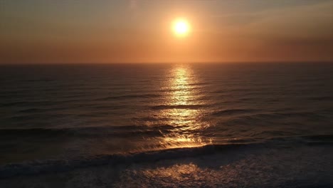 Sonnenuntergangsreflexion-über-Brechenden-Wellen