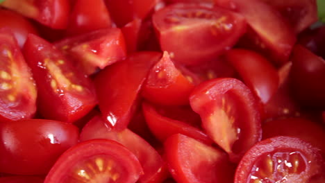 Tomates-Crudos-En-Rodajas-Y-Albahaca