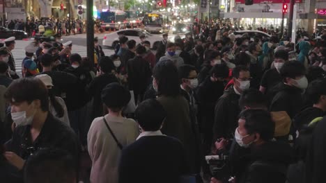 Menschenmenge-Mit-Gesichtsmasken,-Die-In-Der-Halloween-Nacht-2020-Auf-Den-Gehwegen-An-Der-Shibuya-Kreuzung-Läuft-Und-Steht-–-Mittlere-Aufnahme