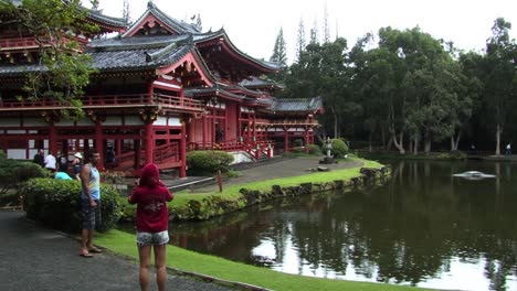 Turistas-Tomando-Fotos-En-El-Templo-Byodo-in,-Parque-Conmemorativo-Del-Valle-De-Los-Templos,-Kahaluu,-Oahu,-Hawaii