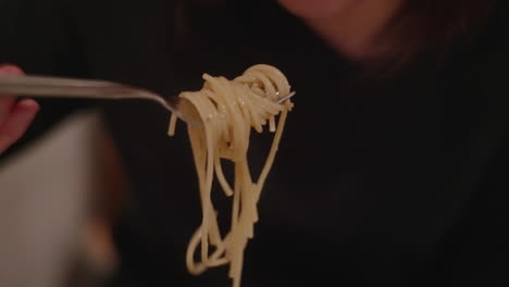 Japanische-Japanerin,-Die-Nach-Der-Arbeit-In-Einem-Restaurant-In-Tokio,-Japan,-Spaghetti-Nudeln-Isst