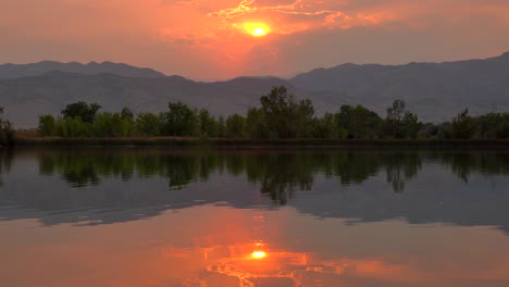 Spiegelung-Des-Sonnenuntergangs-über-Der-Seeoberfläche-Während-Der-Waldbrände-Ende-August-2020-In-Colorado