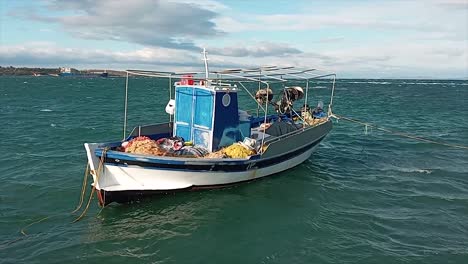 Traditionelles,-Von-Carvel-Gebautes-Griechisches-Fischerboot,-Das-Vor-Der-Insel-Lesbos-Festgemacht-Hat