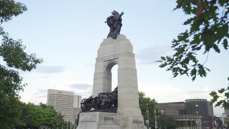 National-War-Memorial-En-Verano-En-Ottawa,-Ontario,-Canadá