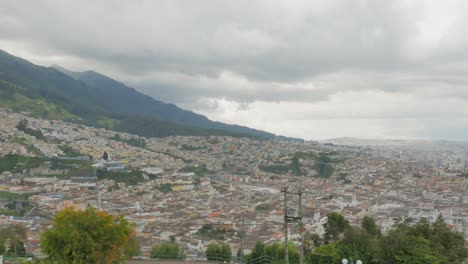 An-Einem-Bewölkten,-Bewölkten-Tag-Blicken-Sie-Von-Einem-Hohen-Aussichtspunkt-Auf-Das-Wunderschöne-Quito,-Ecuador