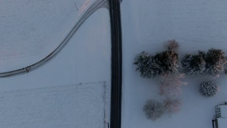 Straße-Durch-Eine-Schneebedeckte-Landschaft-Vor-Sonnenaufgang