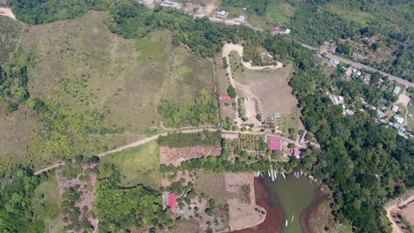 Wunderschöner-4K-Luftpanoramablick-über-Die-Berühmte-Lagune-De-Los-Milagros-Und-Den-Huallaga-Fluss-Im-Amazonas-Dschungel-Von-Peru