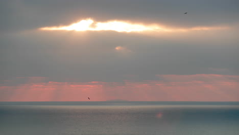 Strahlender-Sonnenuntergang-Auf-Wolken-Am-Himmel-über-Der-Insel-Berlengas-Vom-Nordstrand-In-Nazare,-Portugal
