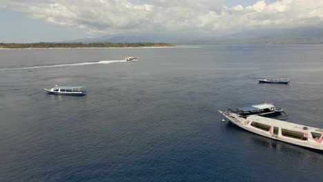 Luftüberflug-Vieler-Boote-Und-Vorbeifahrendes-Schnellboot-Auf-Dem-Indischen-Ozean-Auf-Der-Insel-Gili-Trawangan