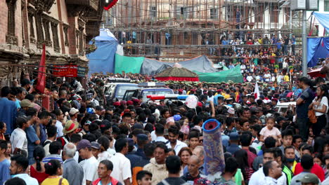 Eine-Menschenmenge-Versammelt-Sich,-Um-Das-Indra-Jatra-Festival-In-Kathmandu,-Nepal,-Zu-Beobachten-Und-Zu-Feiern