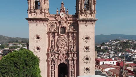 Vista-Frontal-De-Las-Campanas-De-La-Catedral,-El-Diseño-Arquitectónico-Y-Sus-Pilares